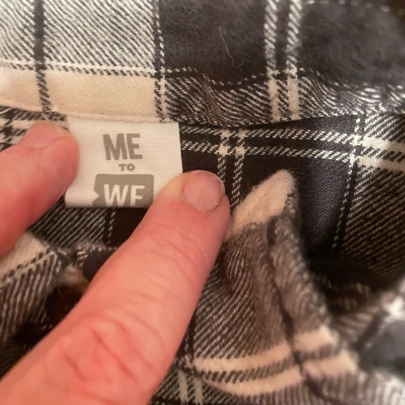 Used black and white women’s flannel. Size small brand me to we - Picture 8 of 14